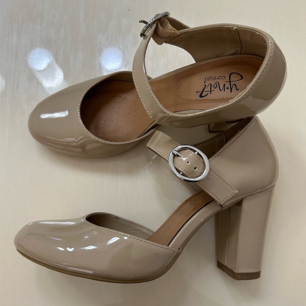 Square heel women's dress shoes. Size 8.5 Color nude